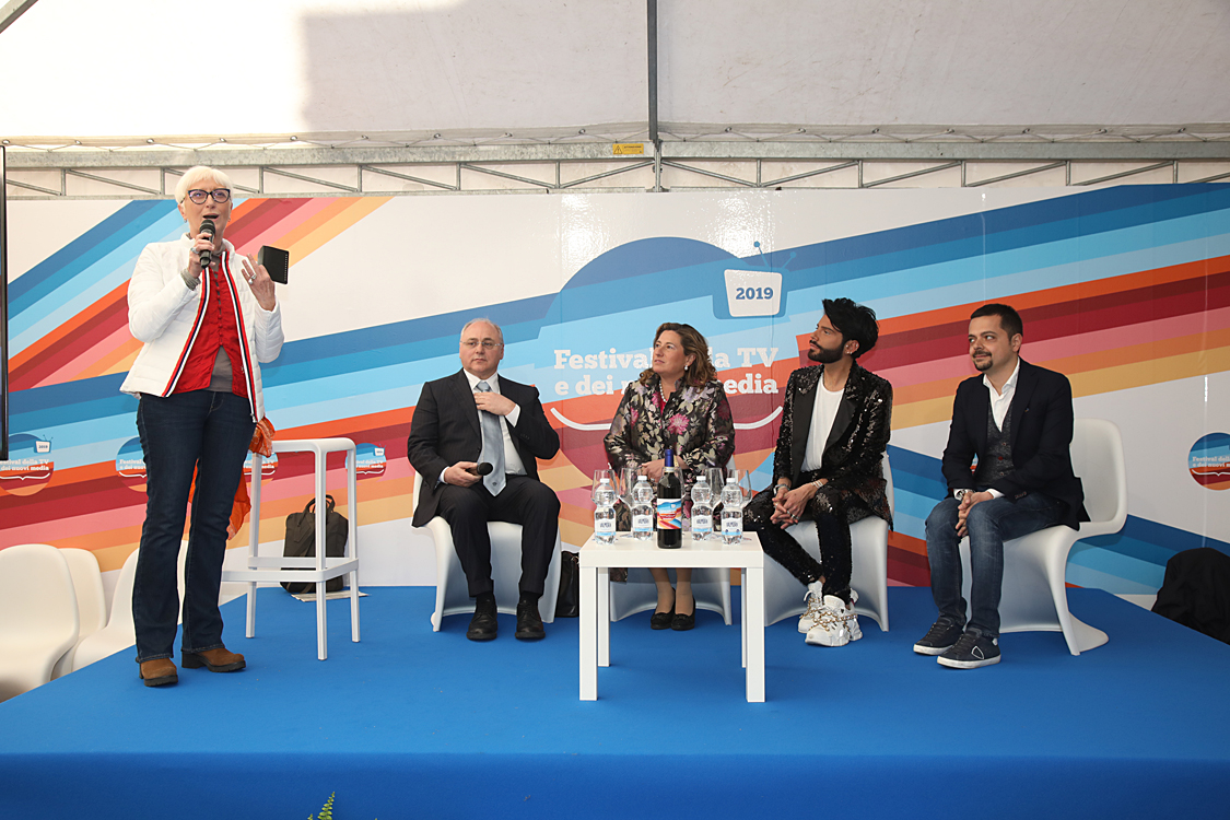 Festival della TV e dei Nuovi Media 2019_245.jpg - Real Time, la Tv delle meraviglie Un  racconto di storie e persone reali con contenuti attuali e uno stile innovativo in costante evoluzione,  ci porta con i suoi protagonisti nel mondo meraviglioso di due programmi divenuti ormai cult:  “Il Castello delle cerimonie” e “Il Salone delle Meraviglie”.Federico Lauri, Imma Polese, Gesualdo Vercio con Alessandra Comazzi.